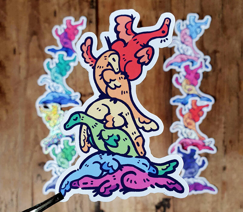 Une pile de dinosaures aux couleurs de l'arc-en-ciel.
