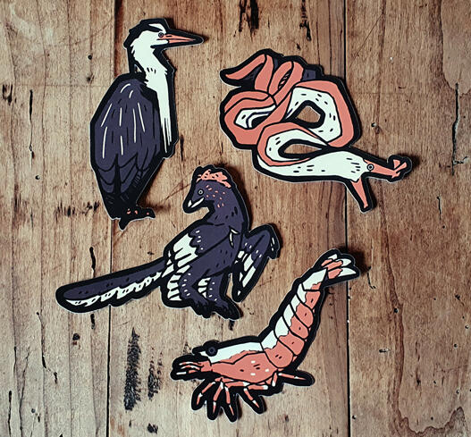 Autocollants représentant un héron cendré, une anguille ruban, un anchiornis et une crevette pinto